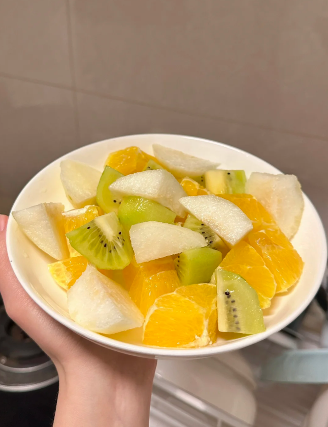 The source of happiness is when someone cuts fruit for you Today’s fruit is so sweet😋