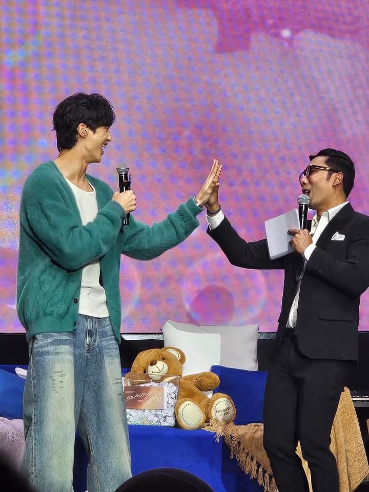 indraherlambang's tweet photo. Belajar banyak dari Byeon Woo-seok:

1. Find your passion and stick to it. Kalau udah yakin sama jalan yang kita pilih, terus maju walau tantangan ngantre di depan.

2. Be professional and give your 110%. Mau hasil maksimal penuh persiapan? Ya latihan nyanyi on stage berkali-kali sampe nyaris satu jam! Lagi kurang enak badan? Tetep jalanin challenge sekuat tenaga walau harus ngos-ngosan. Kalo perlu geser meja sendiri dan niup tissue sampe ndlosor di lantai. Semata demi nyenengin para fans. 

3. Be humble and kind. Sejak pertama ketemu pas presscon, GR sebelum acara, seseruan bareng Tong Tongs Ina di atas panggung, jalanin beragam keriweuhan di backstage, sampai saat acara kelar, senyumnya gak pernah lepas ke semua orang. Sekali lagi.. KE SEMUA ORANG!

4. Be vulnerable. Kalo happy ya ketawa. Kalo terharu ya berkaca-kaca. Jujur apa adanya. Being human means being emotional. 

5. Be appreciative. Saya perhatiin dia selalu bilang ‘kamsahamnida’ ke orang sekitar. Terus hal pertama yang dia bilang ke saya selepas acara; “Thank you for making me so comfortable on stage.” Duh lah. Mas. Situ gak harus loh nyamperin MC cuma buat ngomong gini. But that simple line made me so freakin happy. 
Berasa lunas semua cicilan..

Satu lagi yang terasa sangat spesial. Begitu dia pamit dari panggung dan kembali ke backstage, semua orang di belakang layar menyambut dengan gegap gempita! Dari crew, translators, team personal, sampe security yang ada di situ, semua kompak berdiri dan tepuk tangan! 
Standing ovation cuy!

He is loved. 

And rightfully so.
