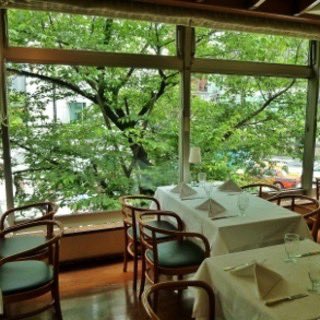 西銀座デパートにあったBuono Buonoが2016年に閉店していたことをさきほど知った。値段の張らない、かといってトラットリアというほどカジュアルでもない店で、学生の頃よくガールフレンドと訪れた。もう40年近く前のこととはいえ、思い出の場所が無くなるのは寂寞の感がある。