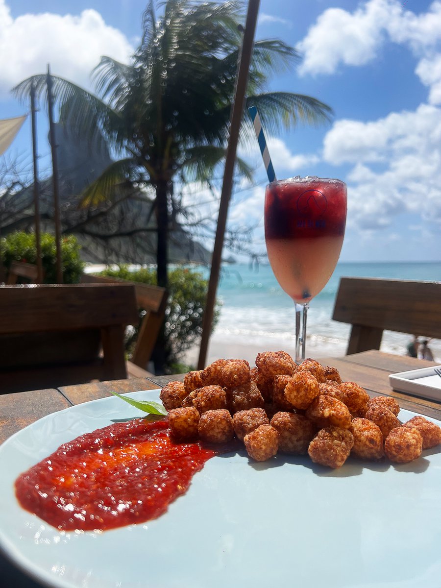 bardomeio_'s tweet photo. + pedido para 2? 😮
• dadinhos de tapioca c/ queijo sobre geléia de pimenta biquinho levemente apimentada
•  drink lasca da véia c/ vodka, xarope de gengibre, suco de limão e tintura de hibisco
https://t.co/1v4rnu6So4
#gastronomiamediterranea #fernandodenoronha https://t.co/OJQyHWSjrB
