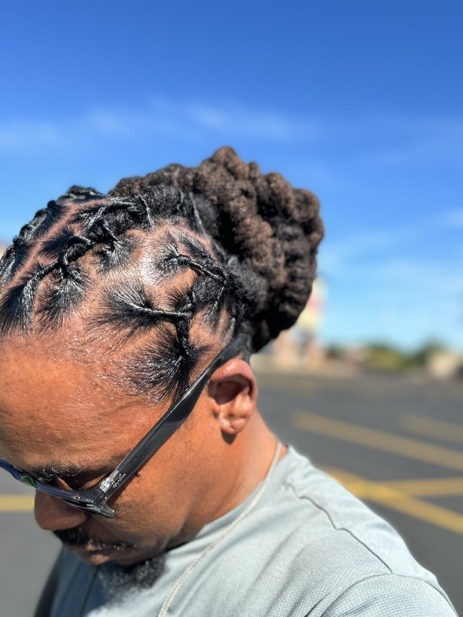 DoniverseRealms's tweet photo. 🌀 Fresh Look Alert! 🌀 Got my hair re-twisted and braided for a big event this weekend. Shoutout to Ashley, who is pretty asf, from Wraggs to Riches Salon for the sleek look. Ready to rock this weekend! Stay tuned for more updates. #NewLook #BraidedUp #EventReady #DonSiriusShow https://t.co/H0FyFbUAsS