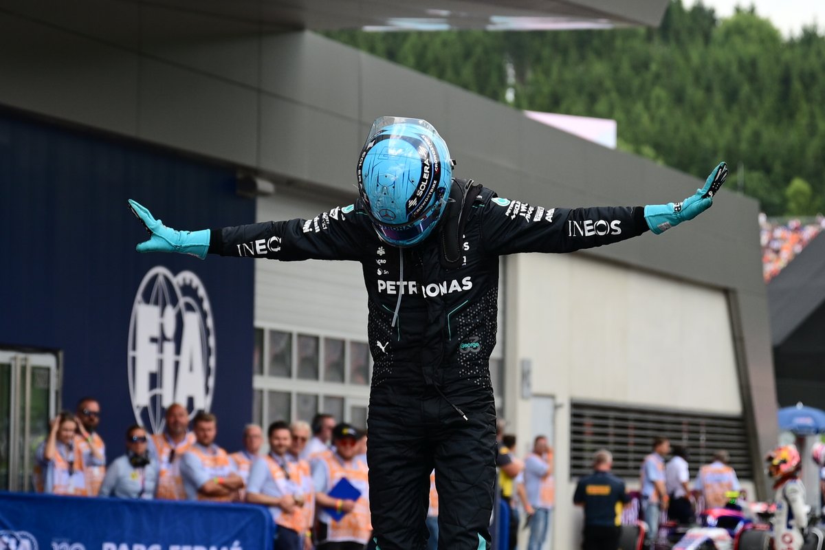 F1's tweet photo. T-pose to assert dominance 🫷 🗿 🫸

#F1 #AustrianGP @GeorgeRussell63 https://t.co/mK8AHcs5IO