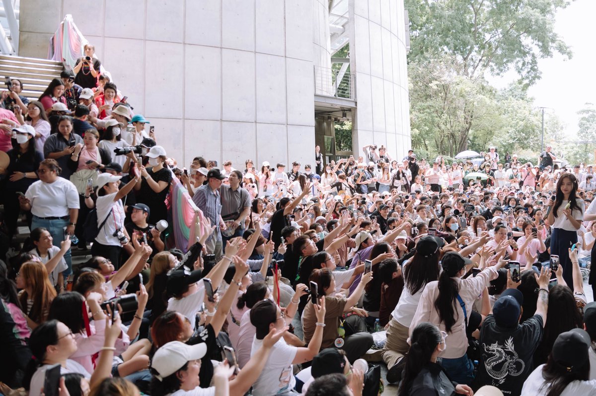 ✨ภาพบรรยากาศในงานพิธีบวงสรวงซีรีส์ #ปิ่นภักดิ์ 
เมื่อวันที่ 30 มิถุนายน 2567 ที่ผ่านมา บรรยากาศในงานเต็มไปด้วยความอบอุ่น 🩵🩷

ขอขอบคุณแฟนคลับทุกท่านที่มาร่วมงานในครั้งนี้นะคะ ถึงสภาพอากาศอาจจะไม่ได้สบายมาก แต่พลังทุกคนก็ยังเต็มเปี่ยมเสมอ 🥰🥰

File HD : drive.google.com/drive/folders/…