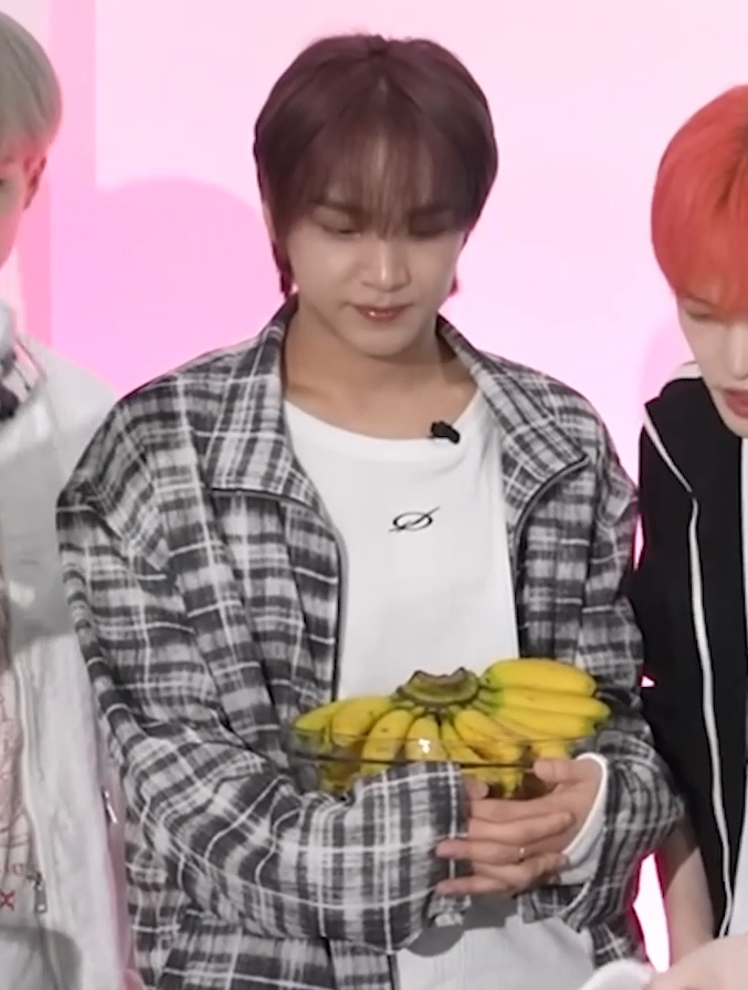 LHCFEED's tweet photo. 🐻: okay my pick is banana

so cute... 🥹 https://t.co/0hGO6j4S7O