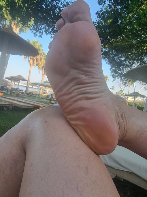 Mature feet, good heels to lick, fingers to suck !for the connoisseurs of footfetish ...addiction !!