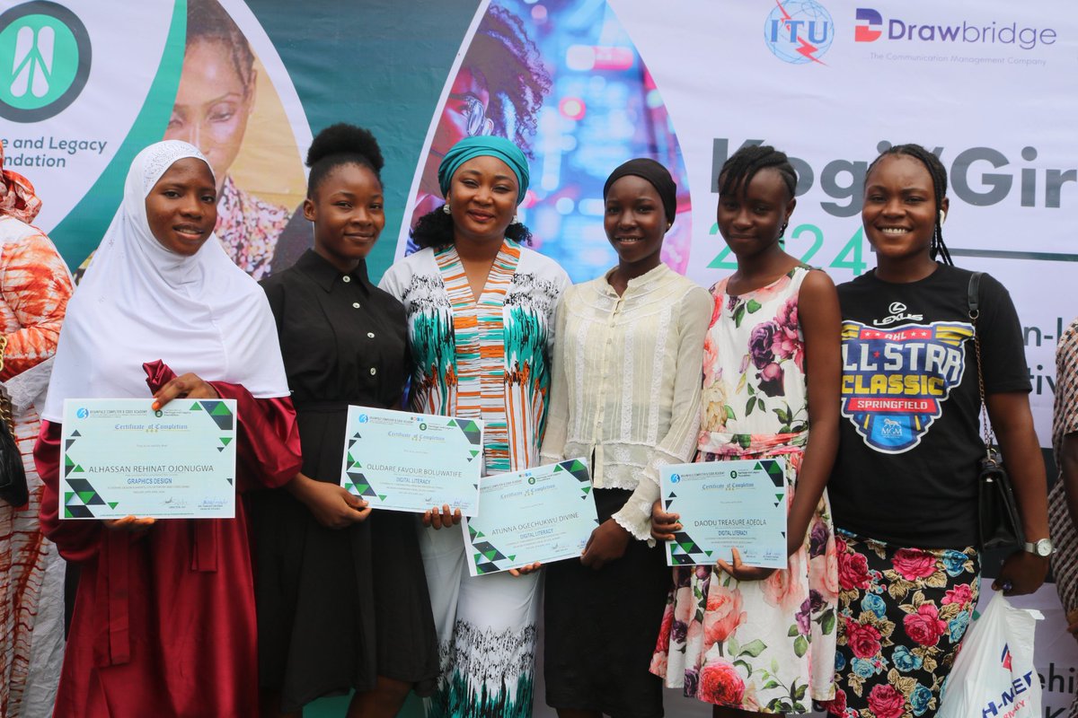 OnivehuK's tweet photo. Once again we successfully graduated another batch of secondary schools students who has undergone a free intensive Digital literacy training as sponsored by #The Heritage and Legacy Foundation in partnership with #BrainpalscodeAcademy #Drawbridgeng #IBIFoundation https://t.co/4DCVfguPa7