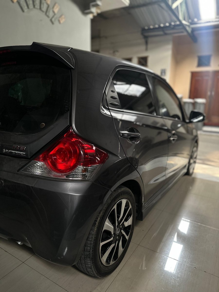 MasMasBiassaa's tweet photo. Salah satu mobil idola Rakyat Jelita alias mobil operasional Puskesmas (Pusat Kesenangan Masmas) & AKAP (Armada Kimcil Anjelo & Purel) yang punya handling & kabin paling enak & lega dibanding city car lainnya

Cuman di versi yang ini, nih mobil tergolong "yak yak o" mau sok edgy dengan pantat tepos mirip setrika Miyako yang imbasnya bagasi cuma luas buat ukuran hamster dewasa.

Mobil Rondo Resing ini terpantau merupakan mobil sek regone ga tau mudun palah cenderung mundak, bahkan nek beberapa taun kepungkur kowe tuku mobil iki terus mok dol sakiki, regone mesti bathi opomaneh sek versi RS iki

Pokoke Brio iki cocok nggo wong wedok sek lagi melbu kuliah opo kerjo, iso ngge ngebak ngebaki parkiran kampus, kantor opo sekedar ngebak ngebaki garasi nang omah

Wesss Monggooo...

Honda Brio RS 2018

Automatic
Asli Kelahiran Jatim (AE Ngawi)
Tangan Pertama
Odo 37rb real
Pajak baru bayar, hidup sampai 8/25
Ban tembus 2018
Kelengkapan fullset dari baru masih komplit
Mobil masih original seperti baru
Minus lecet pemakaian dikit

158 Juta Nego

https://t.co/9KgdzMcHuX

Btw RS iku Rodo Sport kan yah?