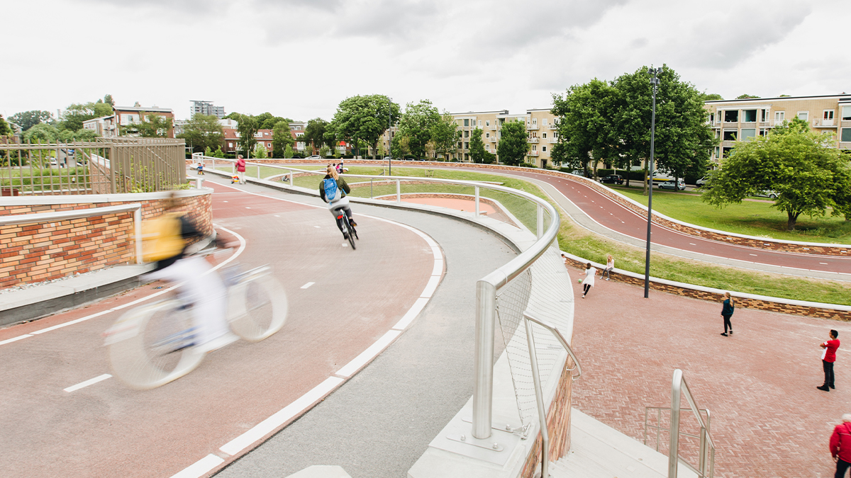 Durch politische Kontinuität, klare Ziele und umfassende Investitionen hat #Utrecht sich zur Fahrradmetropole gewandelt. 🚴💪 Heute gibt es dort das größte Fahrradparkhaus der Welt und 47% innerstädtischen Radverkehrsanteil: adfc.de/artikel/utrech…