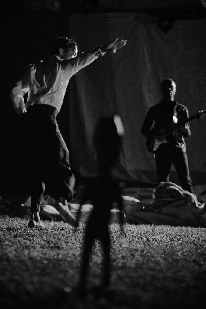 BujaSansTabou's tweet photo. 😊 Voici un récap de notre samedi soir en images.

😇 Nuit magique, riche en art, émotions et découvertes, « My Body, My Archive » résonne encore.

🎭 Faustin Linyekula a changé la scène en poésie

🤗 Merci à tous ceux qui étaient présents.

#Bst2024 #danse #theatre #Burundi https://t.co/WzMMStBqT5