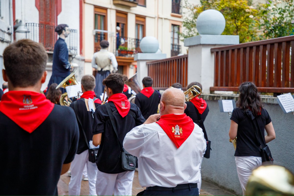 Bandaren lagun handia izan den Salva Martinezek utzi gaitu.

Bandarekin eta bandako kideekin edukitako harremana, zintzotasuna eta alaitasuna bihotzean eramango ditugu.

Doluminak familia, lagun eta musikari kideei. Bereziki, Juan Carlos eta Gorka bidelagunei.

Goian bego 🎶💫