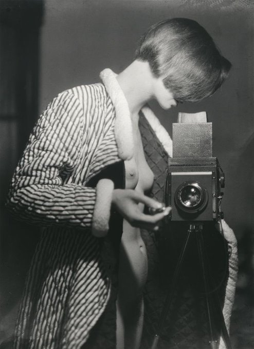 ✨ Self-portrait by Marianne Breslauer, 1933 https://t.co/EXBoxXkVDc
