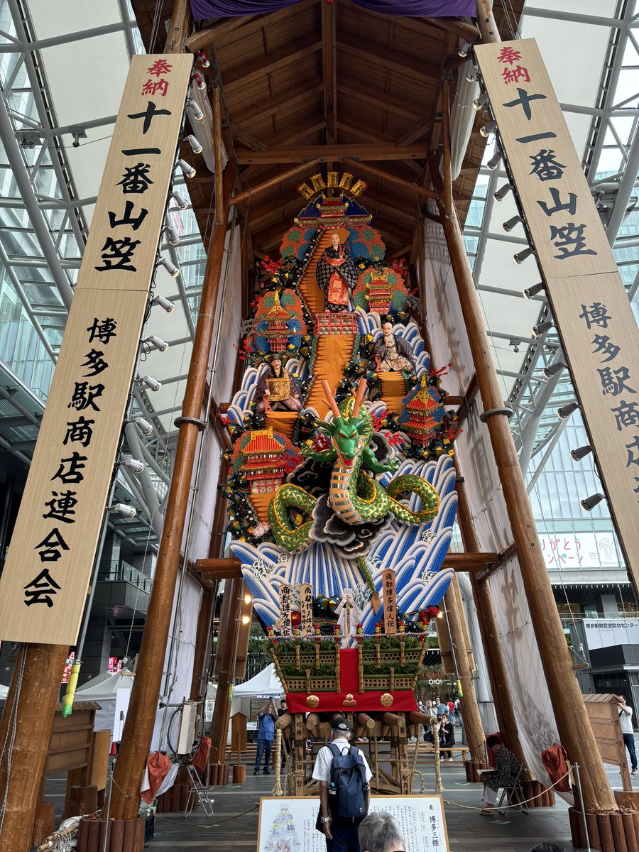 福岡は朝から梅雨末期の大雨！
今日から博多山笠が始まりました！
博多駅前は、博多三傑！
