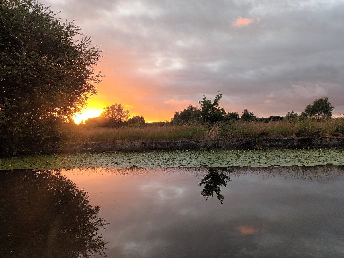 DeenaI's tweet photo. July 1 Hello to July - the last sunset of June blazing and fading away 

#boatsthattweet #boatlife #livingafloat #home #perfecthome #sunset https://t.co/CnSYRgpdD6