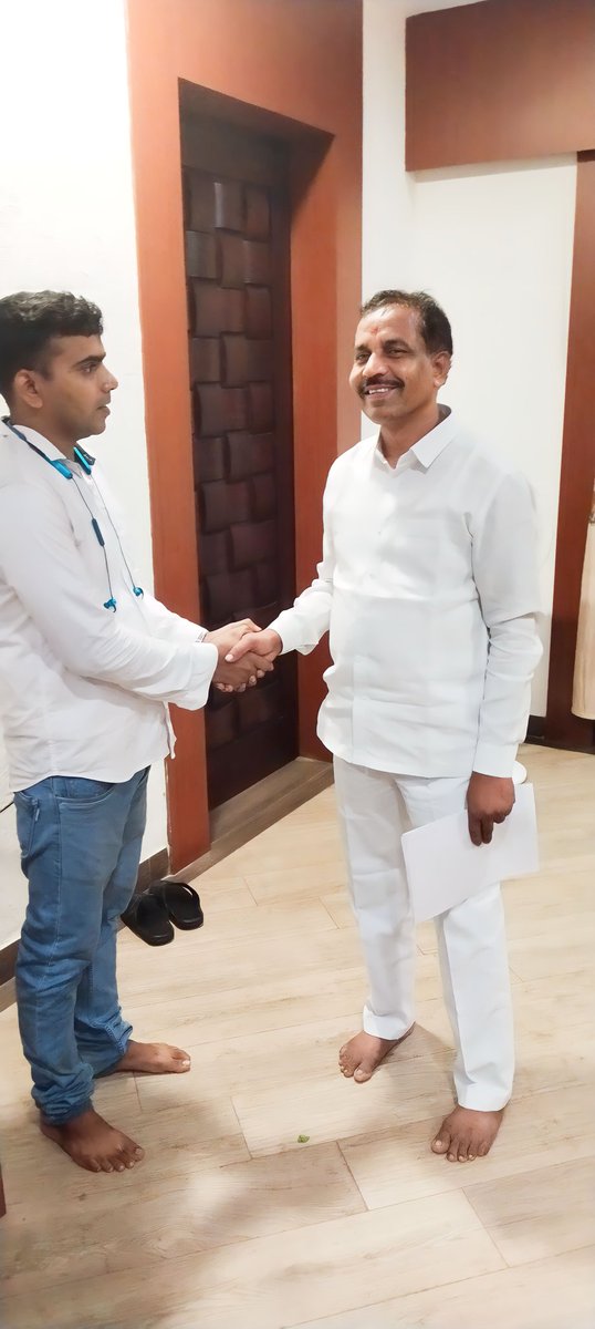 BiswajitRodisha's tweet photo. ଓଡିଶା ର ବାଣିଜ୍ୟ ଓ ପରିବହନ, ଇସ୍ପାତ ଓ ଖଣି ମନ୍ତ୍ରୀ ଶ୍ରୀଯୁକ୍ତ ବିଭୁତି ଭୂଷଣ ଜେନା ଙ୍କୁ ସାକ୍ଷାତ କରି ତାଙ୍କୁ ଶୁଭେଚ୍ଛା ଆଉ ଅଭିନନ୍ଦନ ଜଣାଇବା ଅବସରରେ https://t.co/eNvH7hthk8