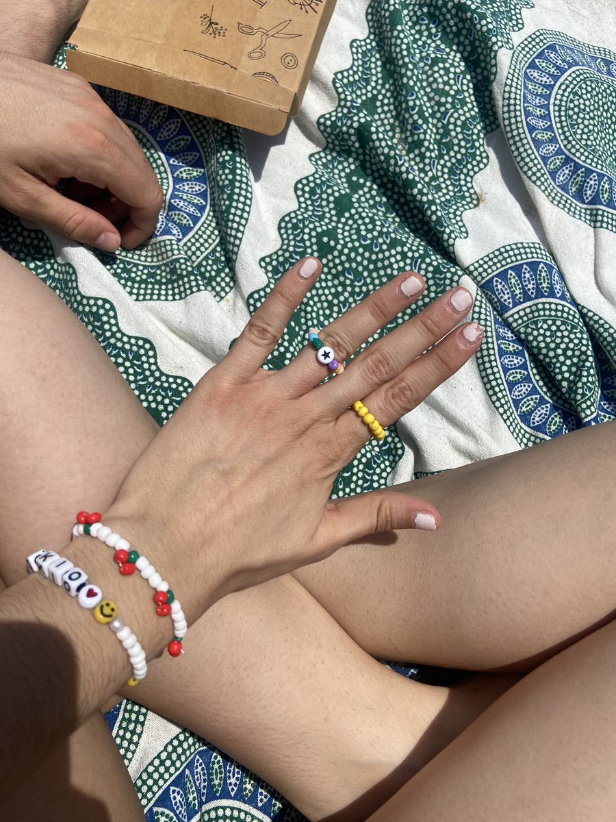 BeaBruna3's tweet photo. playa + amigos + cerve + música + pulseritas se puede pedir más??!?!🌞🐚🌊✨ https://t.co/fSQH0Sxmof