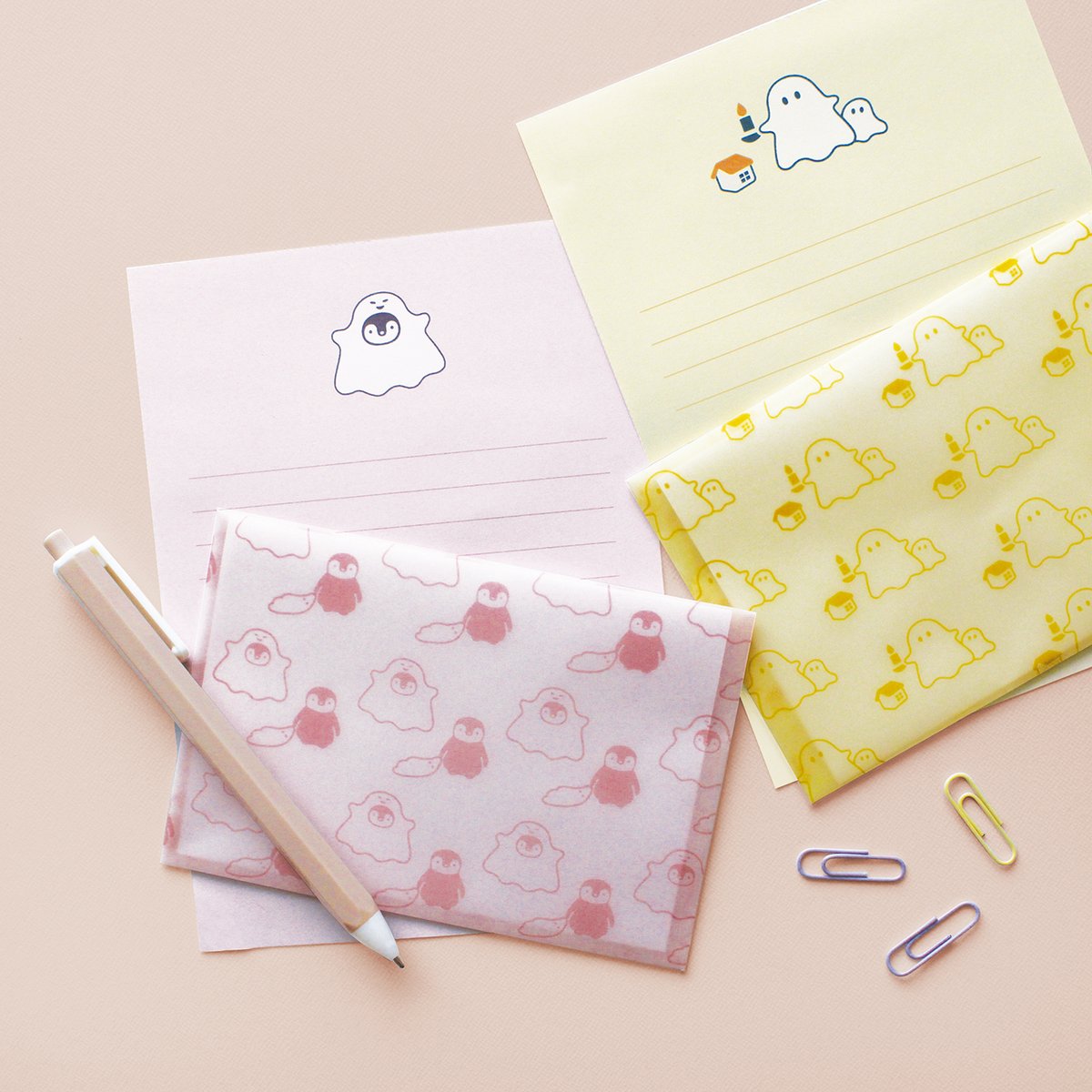 matoka_jp's tweet photo. 新商品OBAKE STATIONERY SERIESのご紹介です👻
ペンギンの赤ちゃんがおばけに変装した「着ぐるみお化け」&
真夜中に人間のおうちにイタズラしにやってくる「おばけハウス」
現在ロフト様にて先行販売中です👏
弊社オンラインショップやロフト様以外のお店様では7月中旬頃から販売予定です‼️ https://t.co/sFwVwSemvQ