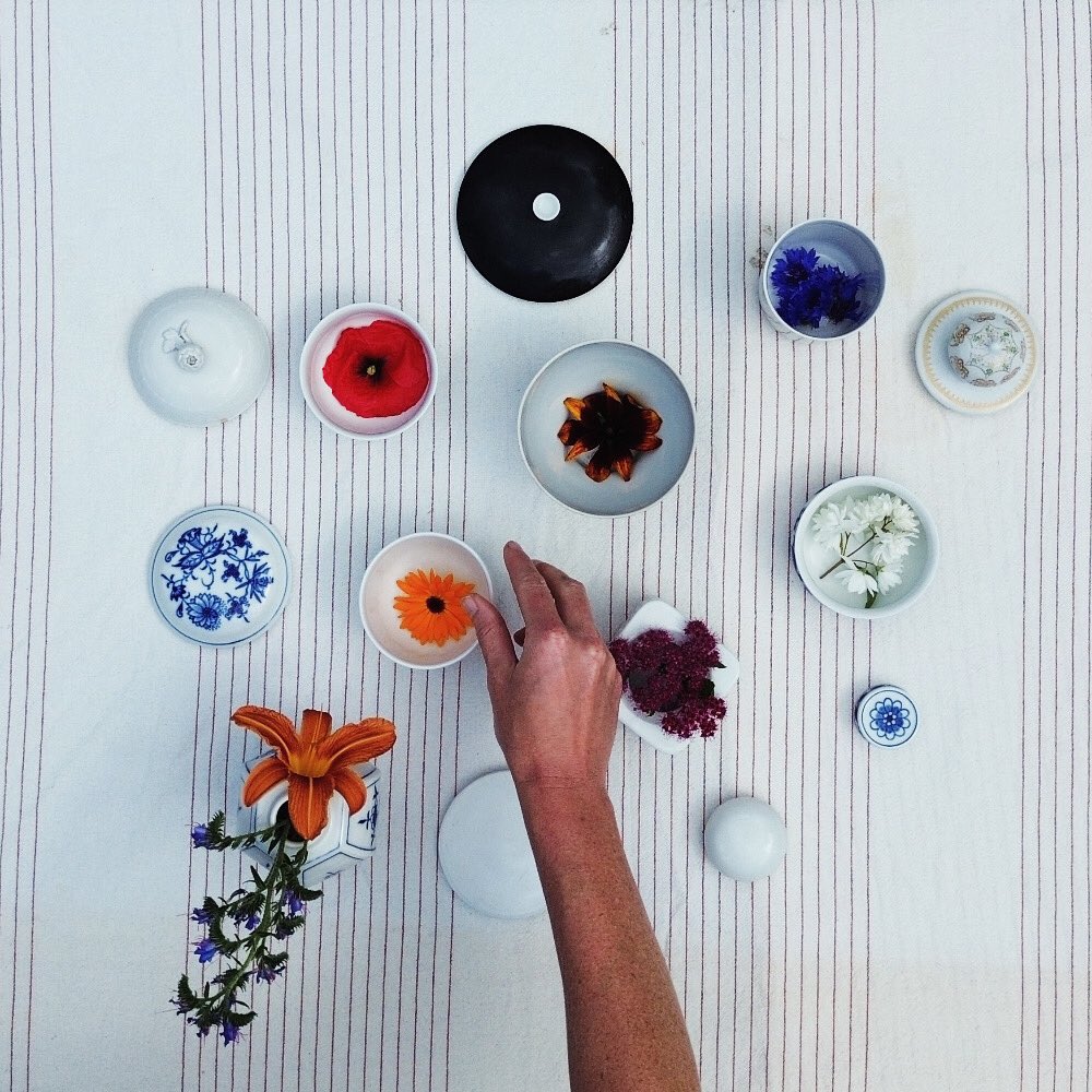 Good morning! ☕️☀️🕶️Have a great week! 😘

Photo: sorting my memories. blossoms meet sugar bowls. #photography #PERFORMANCE #NFTCommmunity