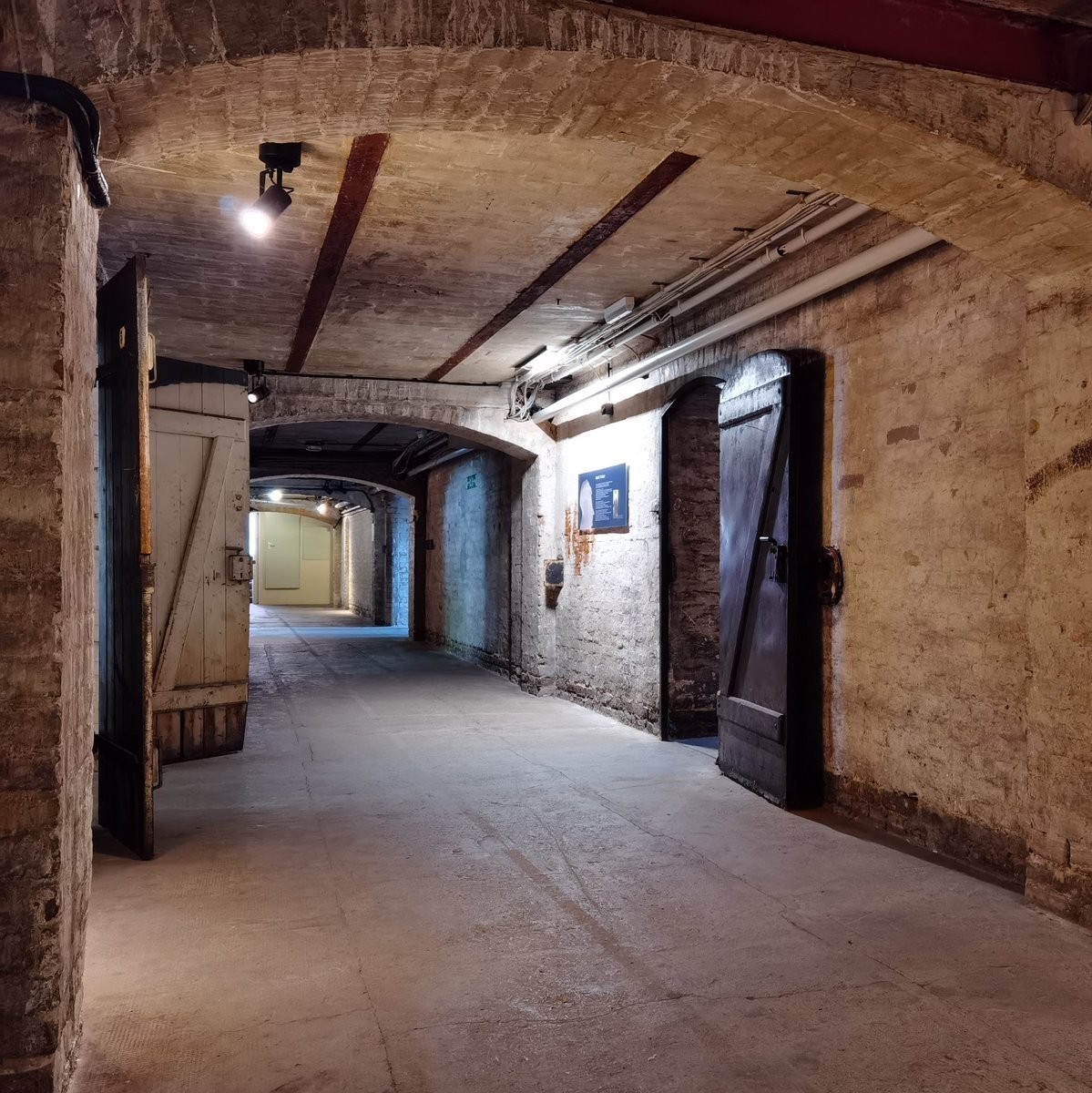 "Mein Arsch ist schlauer als der Kopf von Hitler."

Die Kommunistin Emma #Schwarz wurde für diesen Satz am 1. Juli 1933 (#otd) von der SA aus Zerpenschleuse in das nahe KZ Oranienburg verschleppt und von dort in das SA-Gefängnis Papestraße (ein weiteres KZ) in #Berlin deportiert.