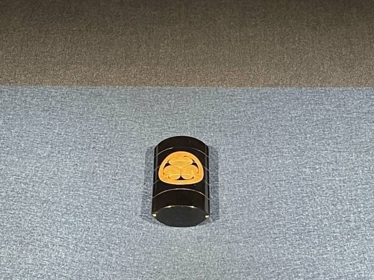本日ご紹介するのは『黒地葵紋金蒔絵印籠』です。 #印籠 は印や薬入れ