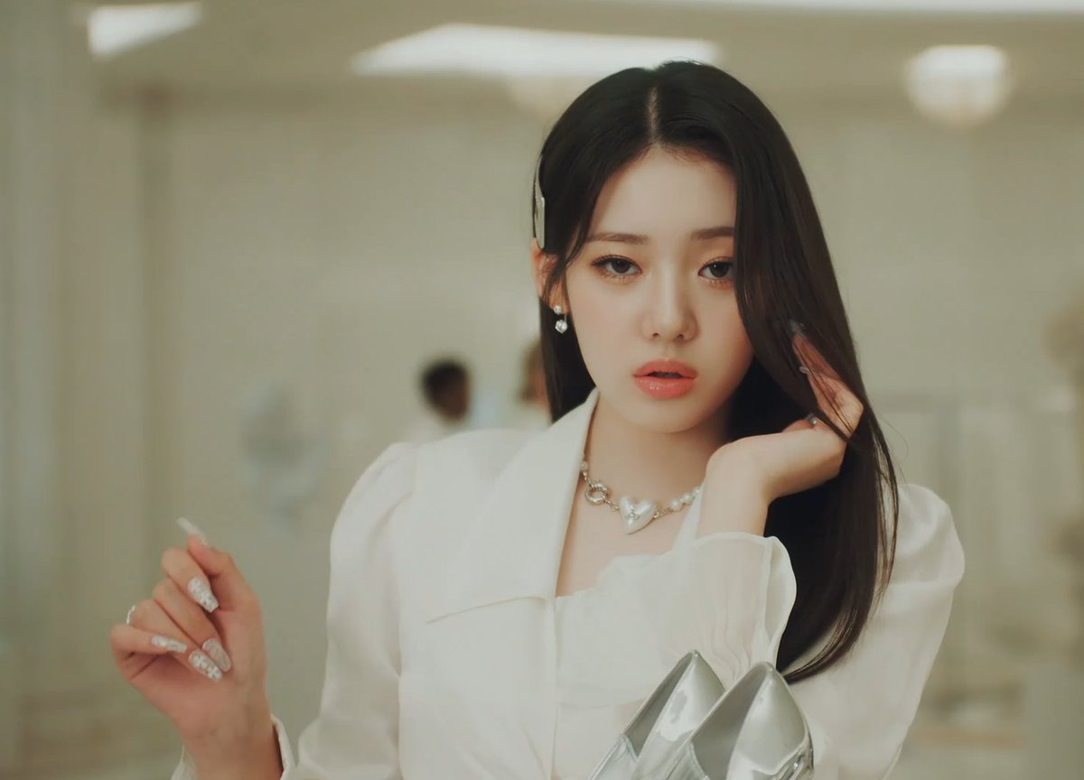 Ieeeaurora's tweet photo. https://t.co/7ixIQem6s0 | blinding lights✨️✨️ they say she lookin' flawless, I know 💎🪩

the seven blinding diamonds is ready to take you for a ride this summer with ‘FOREVER’ 🎆🎆🎆 https://t.co/eLcIORa7k0