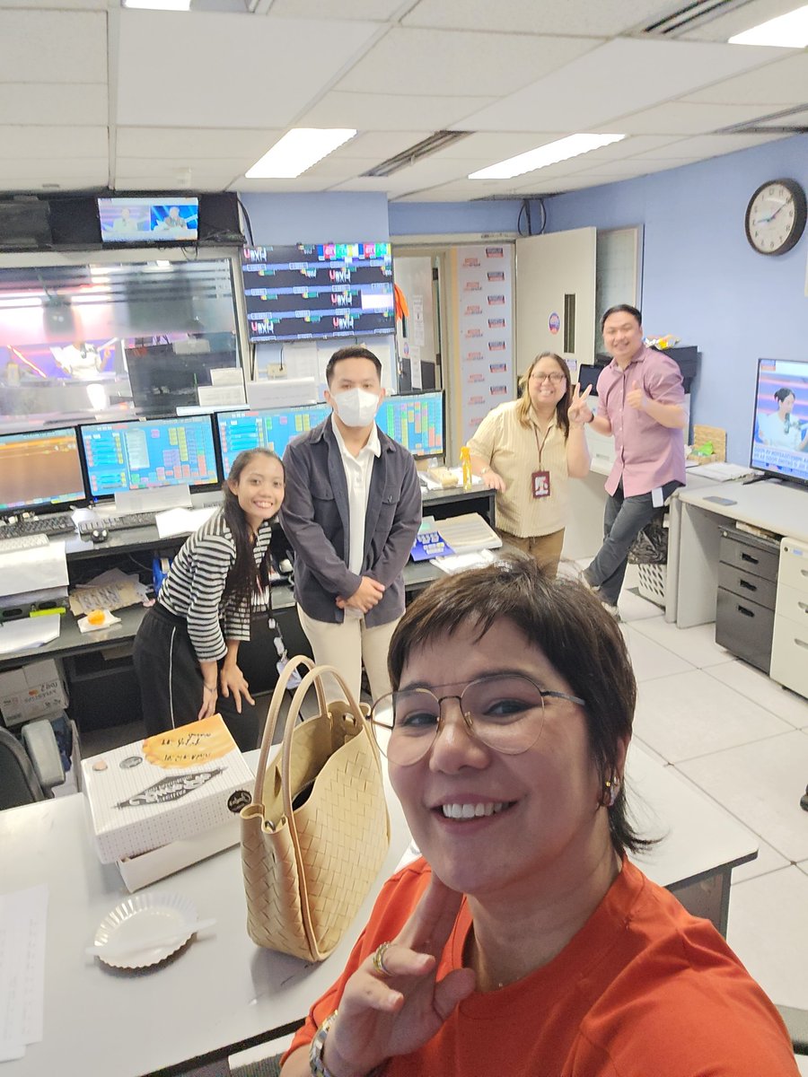 tyangamyp's tweet photo. Ready na kami! See you later, 3pm TeleRadyo Serbisyo. 
Ako to si Tyang Amy. https://t.co/To9Pdlaxu7