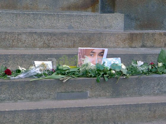Wir klagen um Marwa El-Sherbini, die heute vor 15 Jahren, am 1. Juli 2009, im Landgericht #Dresden aus antimuslimischem Rassismus ermordet wurde. Unsere Gedanken und Solidarität sind bei ihrer Familie und ihren Freund*innen. 1/3