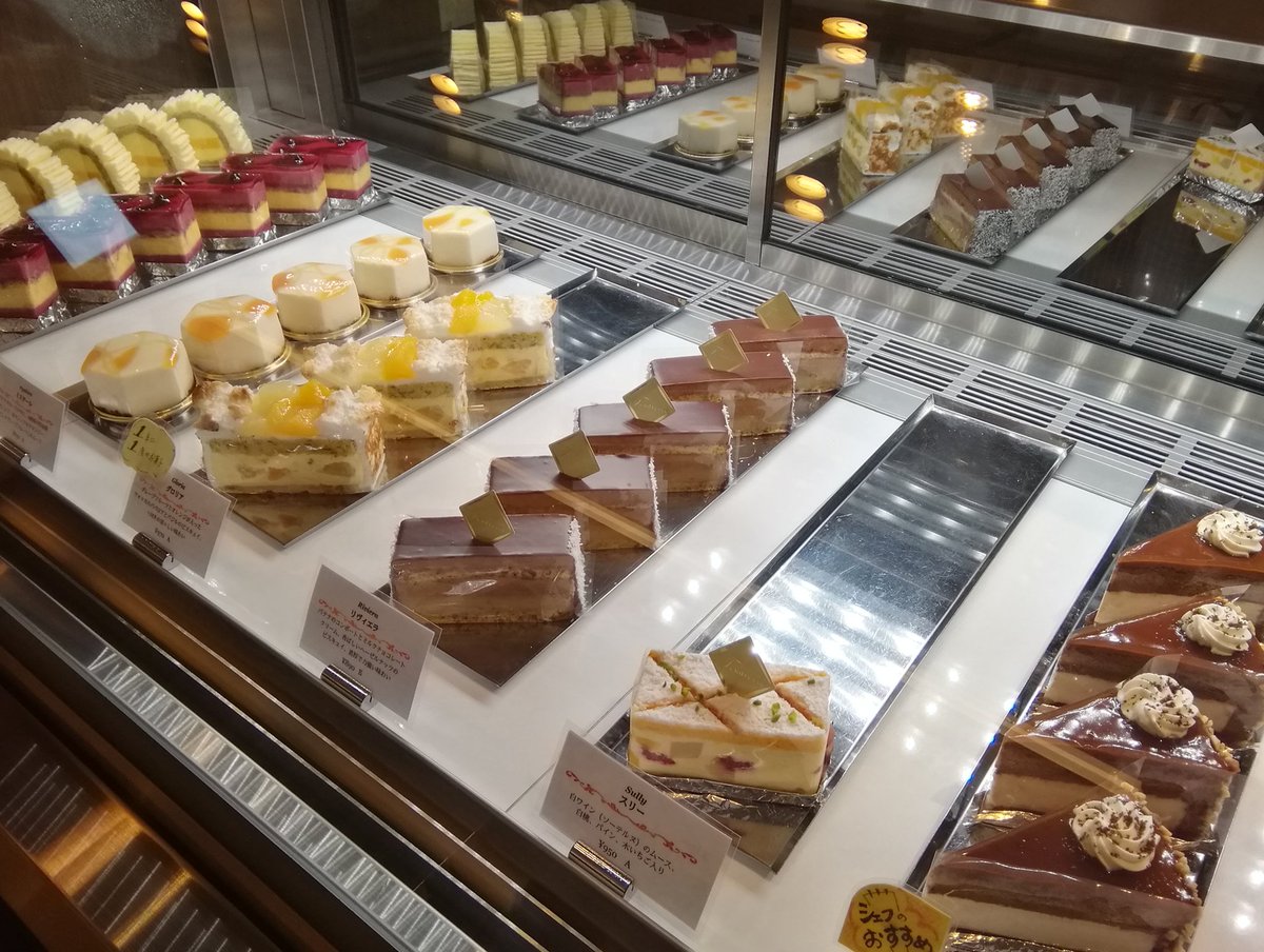 現在のショーケースです。ケーキは7種類となりました。焼き菓子 