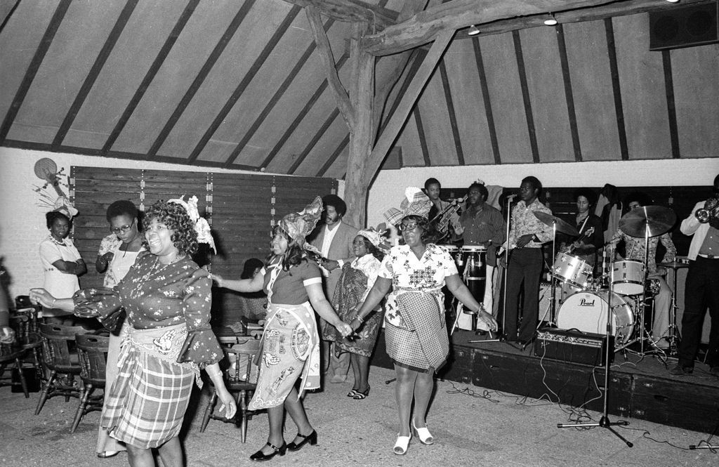 #ketikoti Vandaag 1 juli wordt stilgestaan bij de afschaffing van de slavernij en de doorwerking ervan in het heden. Op deze foto van 30 juni 1974 zien we een herdenking en viering van de Surinaamse gemeenschap te Tilburg in de Tiendschuur [Persbureau van Eijndhoven]