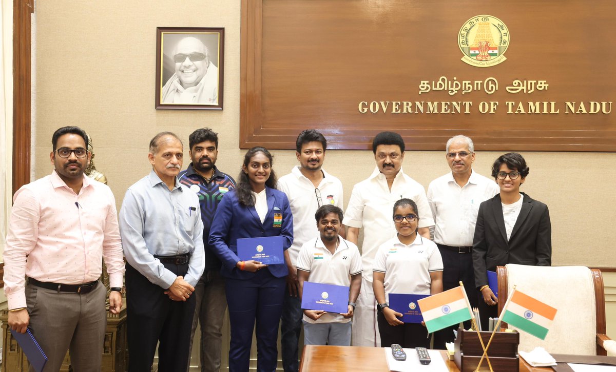 Udhaystalin's tweet photo. தமிழ்நாட்டு விளையாட்டு வீரர்கள் உலகளவில் பல்வேறு சாதனைகளை படைக்க மாண்புமிகு முதலமைச்சர் அவர்களின் தலைமையிலான திராவிட மாடல் அரசு பல்வேறு வழிகளில் நம் வீரர்களுக்கு துணை நின்று வருகிறது.

இதன் தொடர்ச்சியாக பாரிஸ் ஒலிம்பிக் மற்றும் பாரா ஒலிம்பிக் போட்டிகளில் இந்தியா சார்பில் பங்கேற்கவுள்ள நம் தமிழ்நாட்டு வீரர்கள், தம்பி பிரித்விராஜ் தொண்டைமான், தம்பி சிவரஞ்சன் சோலைமாலை, தங்கைகள் துளசிமதி முருகேசன், மனிஷா ராமதாஸ், நித்யாஸ்ரீ சுமதி சிவன் ஆகியோருக்கு தலா ரூ.7 லட்சம் என மொத்தம் ரூபாய் 35 லட்சத்துக்கான காசோலையை நம் மாண்புமிகு முதலமைச்சர் @mkstalin அவர்கள்,வழங்கி வாழ்த்திய நிகழ்வில் இன்று பங்கேற்றோம். 

பாரிஸ் ஒலிம்பிக்ஸில் நம் தமிழ்நாட்டு வீரர்கள் பதக்கங்களை குவித்து சாதனைகள் படைக்கட்டும். அவர்களுக்கு என் அன்பும் - வாழ்த்தும்.

@SportsTN_ @Atulyamisraias #jmeghanathareddyias