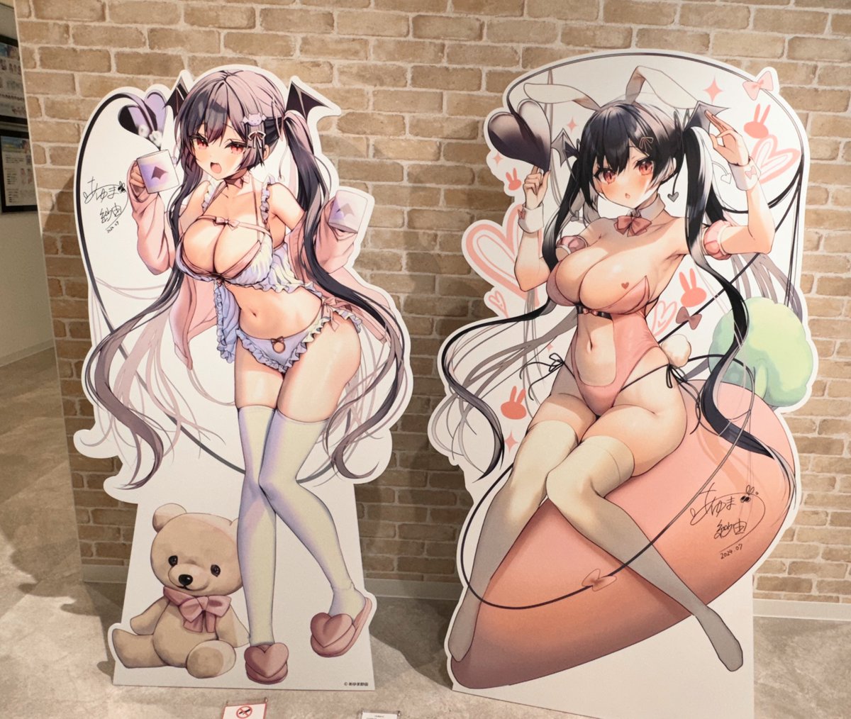 展示物等にサインを入れに個展会場にお伺いしました!
印刷の発色がとっっっても綺麗で色々お話もお聞きしました!展示品と同じものが買えるらしいですよ…👂
せっかくなのでアクスタをもらって一緒に📷