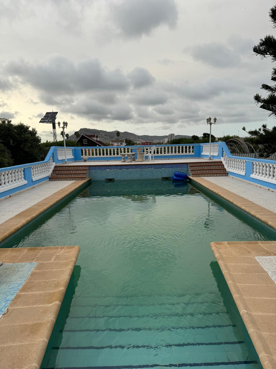 Jdlp135's tweet photo. Por lo que podiamos quedarnos sin luz y les llevo a un cuartito donde se podia ver la bateria que le quedaba a la casa. Otra sorpresa fue que la piscina, al contrario de la foto del anuncio, estaba verde. 
Anuncio /// realidad https://t.co/J5J3jl0t7h
