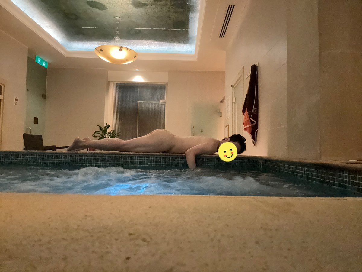 上次同男友，摯友三人去澳門玩
早起身就去左酒店做gym
個更衣室有按摩池
當然要影一影做紀念😆