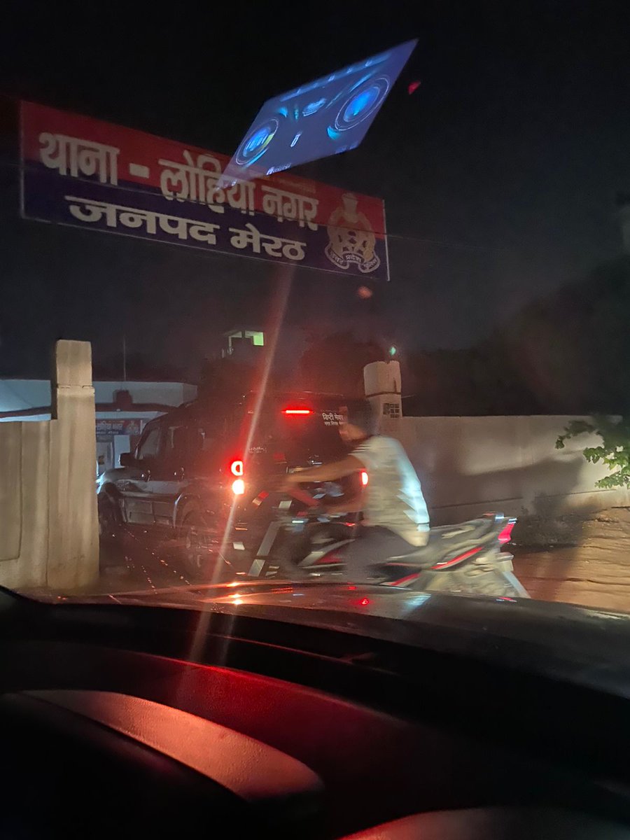 ZakirAliTyagi's tweet photo. सुप्रीम कोर्ट के एडवोकेट @AliZaidi_Adv पर मेरठ में 10-15 लड़कों ने "आज तुझे सबक सिखाएंगे" कहते हुए किया हमला, एडवोकेट ने पुलिस चौकी में घुसकर बचाई जान, ज़ैदी पर इससे पहले भी हो हमला हो चुका है क्योंकि उन्होंने कई गंभीर केसों को SC व अन्य अदालतों में लड़ा व देखा है!

सुप्रीम कोर्ट के एडवोकेट अली ज़ैदी मेरठ से दिल्ली लौट रहे थे तभी पीछे से एक गाड़ी आई और उसने उनकी गाड़ी में टक्कर मारी, एडवोकेट ज़ैदी ने उनसे टक्कर मारने की वजह पूछी तो गाली गलौज की गई है, एडवोकेट जैसे ही उनसे घबराकर आगे बढ़े तो कुछ ही दूरी पर 4,5 बाईकों पर हाथ में लाठी डंडे लिये खड़े हुए लड़कों ने उनकी गाड़ी रोकी और डंडों से हमला करने की कोशिश की, एडवोकेट ने शोप्रिक्स मॉल पुलिस चौकी में घुसकर अपनी जान बचाई!

@dgpup @Uppolice @CMOfficeUP @igrangemeerut @meerutpolice यह बेहद खतरनाक है कि सुप्रीम कोर्ट के एडवोकेट पर हमला हुआ है और अभी तक पुलिस ने कोई ठोस क़दम नही उठाया है, त्वरित गुंडों पर कार्रवाई की जाये!
