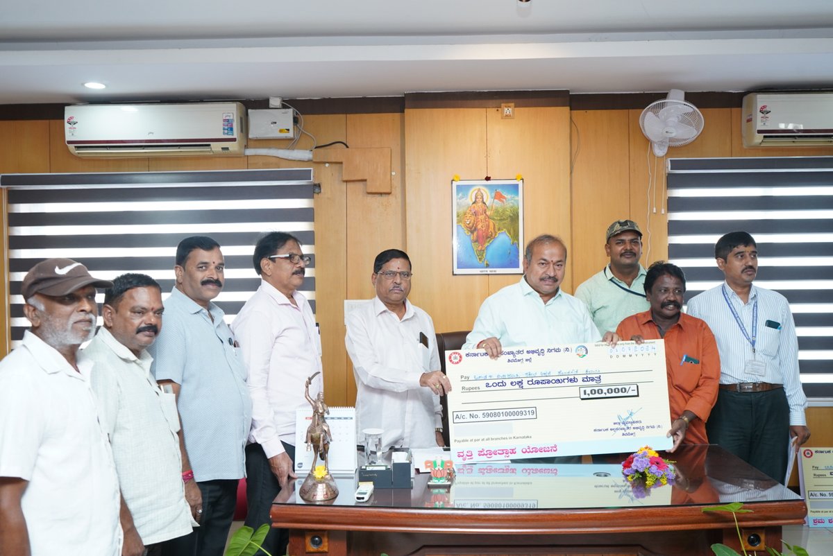 chennibjp's tweet image. ಕರ್ನಾಟಕ ಅಲ್ಪಸಂಖ್ಯಾತರ ಕಲ್ಯಾಣ ಅಭಿವೃದ್ಧಿ ಇಲಾಖೆಯ ವಿವಿಧ ಸಾಲ ಸೌಲಭ್ಯಗಳಿಗೆ ಆಯ್ಕೆಯಾದಂತಹ ಫಲಾನುಭವಿಗಳಿಗೆ ಇಂದು ಶಾಸಕರ ಕಚೇರಿ ಕರ್ತವ್ಯ ಭವನದಲ್ಲಿ ಚೆಕ್ಕನ್ನು ವಿತರಿಸಲಾಯಿತು.

#MinoritiesWelfareDevelopment #karnataka #chequedistribution #chennibjp #nimmachenni #ShivamoggaNews #shivamoggamla