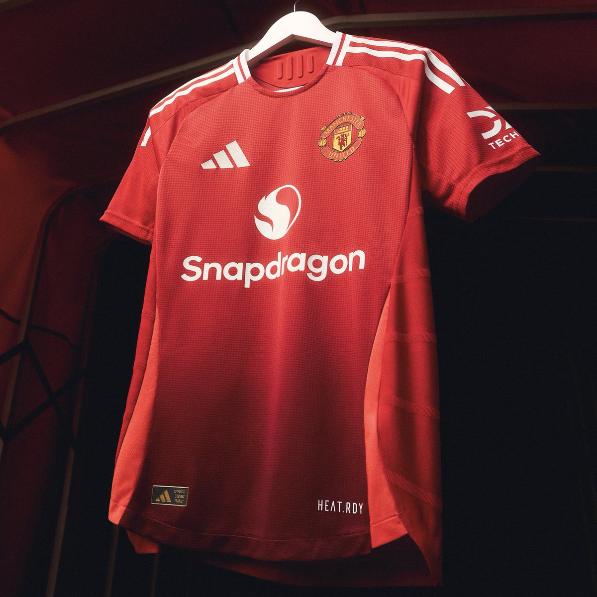 Manchester United dévoile son nouveau maillot domicile 20242025