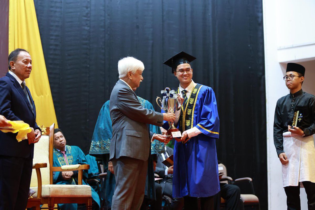 saseroba's tweet photo. Anugerah Emas Tuanku Munawir, tahniah Muhammad Wafiy bin Afzal Effendy yang juga pelajar terbaik keseluruhan SASER 🔥

SASEROBA turut menyampaikan jam Old Boys sebagai ingatan tulus ikhlas &amp; pemangkin masa depan. https://t.co/EyObPnq9CD