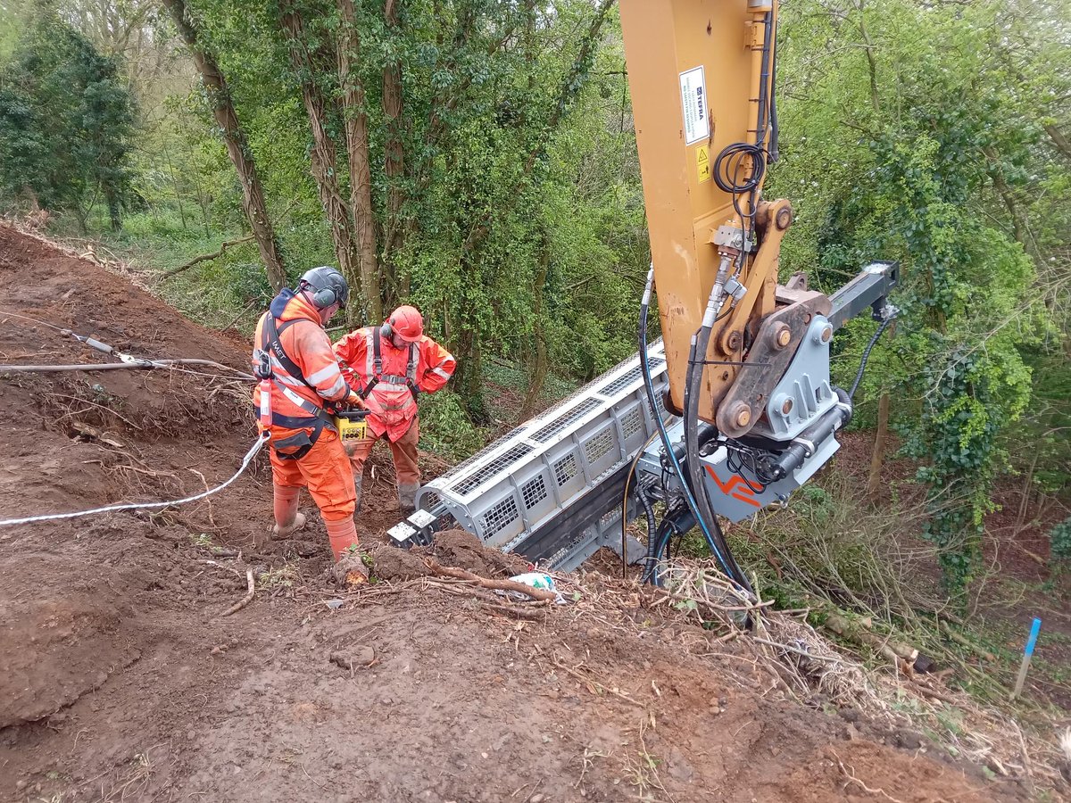 Van Elle offers the installation of solid bars and self-drilling hollow bar soil nails by utilising either our specialist TEI/Ripamonti excavator drill mast attachments or our Casegrande/Soilmec conventional crawler-type rigs.

Get in touch to discuss your project with our team!