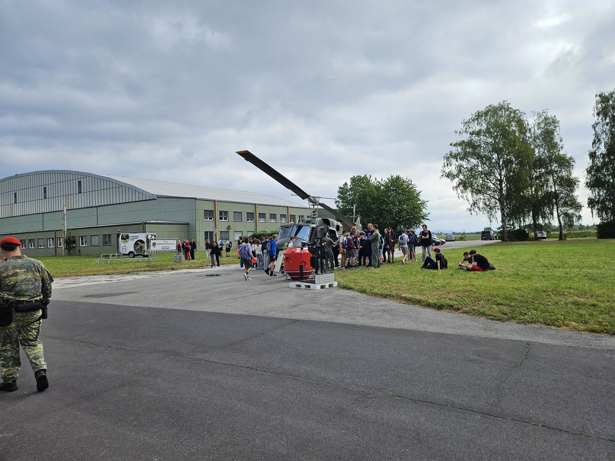 1968Ger's tweet image. Landessicherheitstag 1 am Fliegerhorst Vogler. Knapp 600 Schülerinnen und Schüler stürmen die Ausstellung des Netzwerkes für Sicherheit und Zivilschutz. Das Motto lautet: Sei der erste Helfer in Notsituationen-sei dein eigener Held.
#Bundesheer