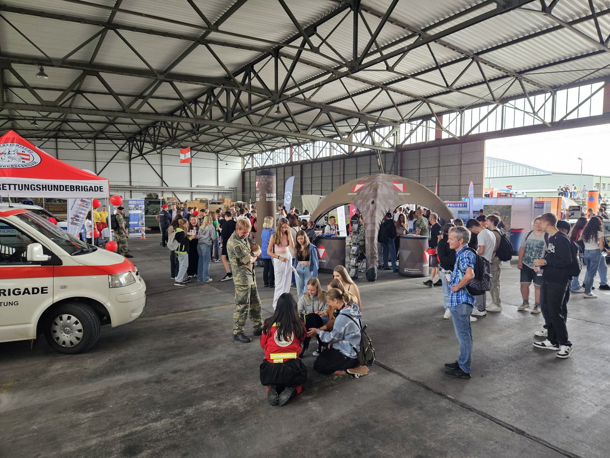 1968Ger's tweet image. Landessicherheitstag 1 am Fliegerhorst Vogler. Knapp 600 Schülerinnen und Schüler stürmen die Ausstellung des Netzwerkes für Sicherheit und Zivilschutz. Das Motto lautet: Sei der erste Helfer in Notsituationen-sei dein eigener Held.
#Bundesheer