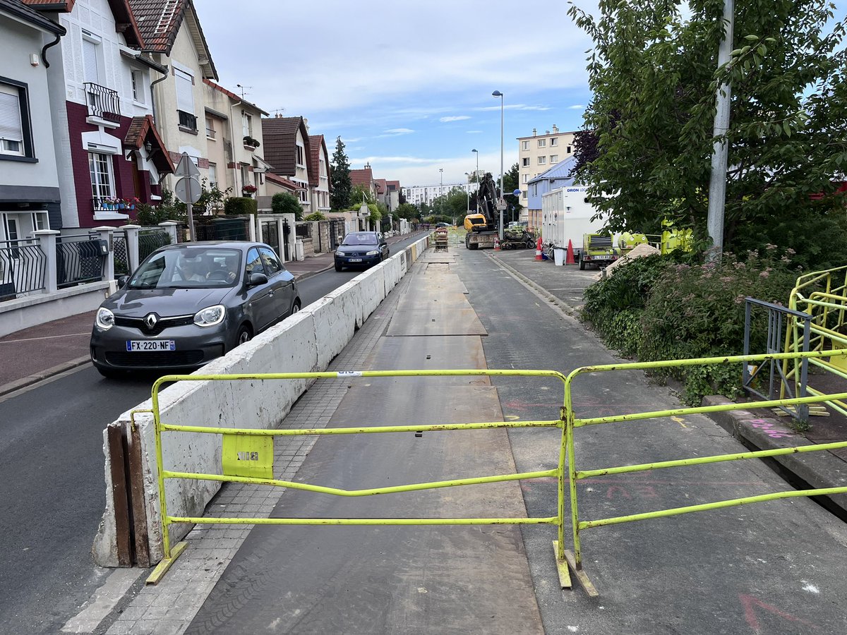 Encore une fois des travaux #rueBlanchard montrent que cette rue offre de la place pour une piste cyclable : elle est mise en sens unique sans que cela pose problème.