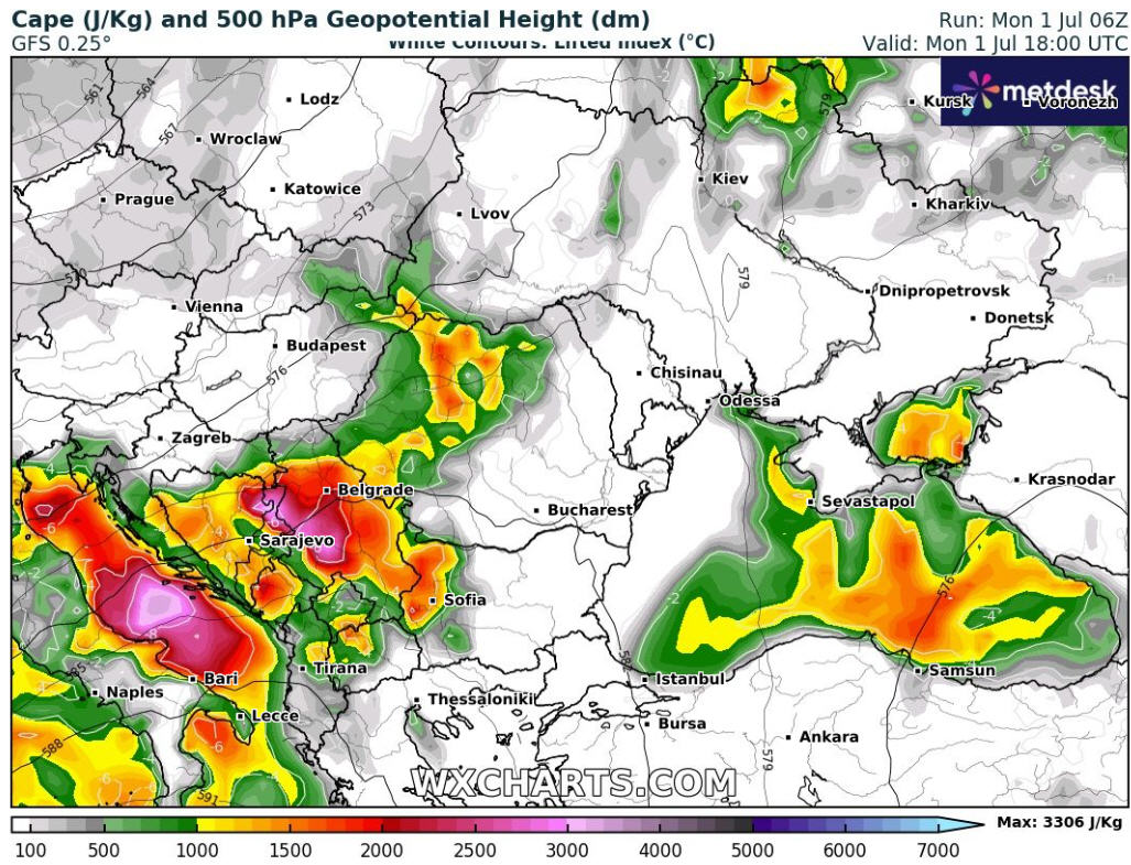 Alpenweerman's tweet photo. Balkan - Het is er met 30 tot 38 graden nog warm / heet in de Balkan. Inmiddels wordt er vanuit het NW ook hier een aanval ingezet op de warme lucht. Tot morgenavond zullen deze warme luchtmassa's verdreven zijn. In deze warme luchtmassa's is de bereidheid vd atmosfeer tot het ontwikkelen van #onweersbuien groot (CAPES tot 3000 en deels ook nog meer). Daarbij komt ook nog de dynamische forcering op #koufront. Er zullen zich van het NW en W uit vandaag en ook morgen (zeer) zware onweersbuien ontwikkelen met schadelijke #hagel als ook (zeer) zware windstoten. Hou rekening met lokaal #noodweer en vermijd in de berggebieden riviertjes en beekjes