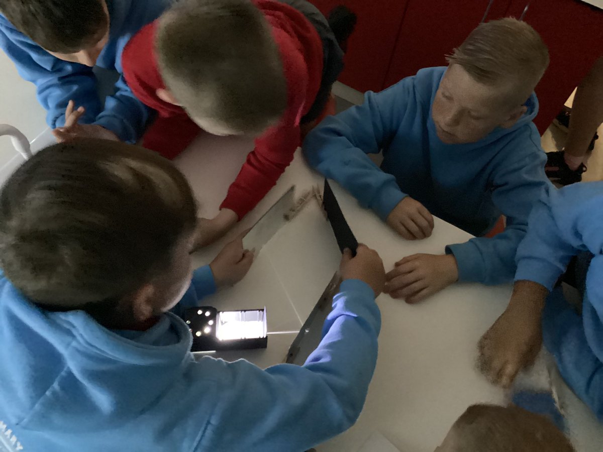 How does light travel ? Year 6 were experimenting using light boxes and mirrors. #harrowgateacademy #harrowgatestem