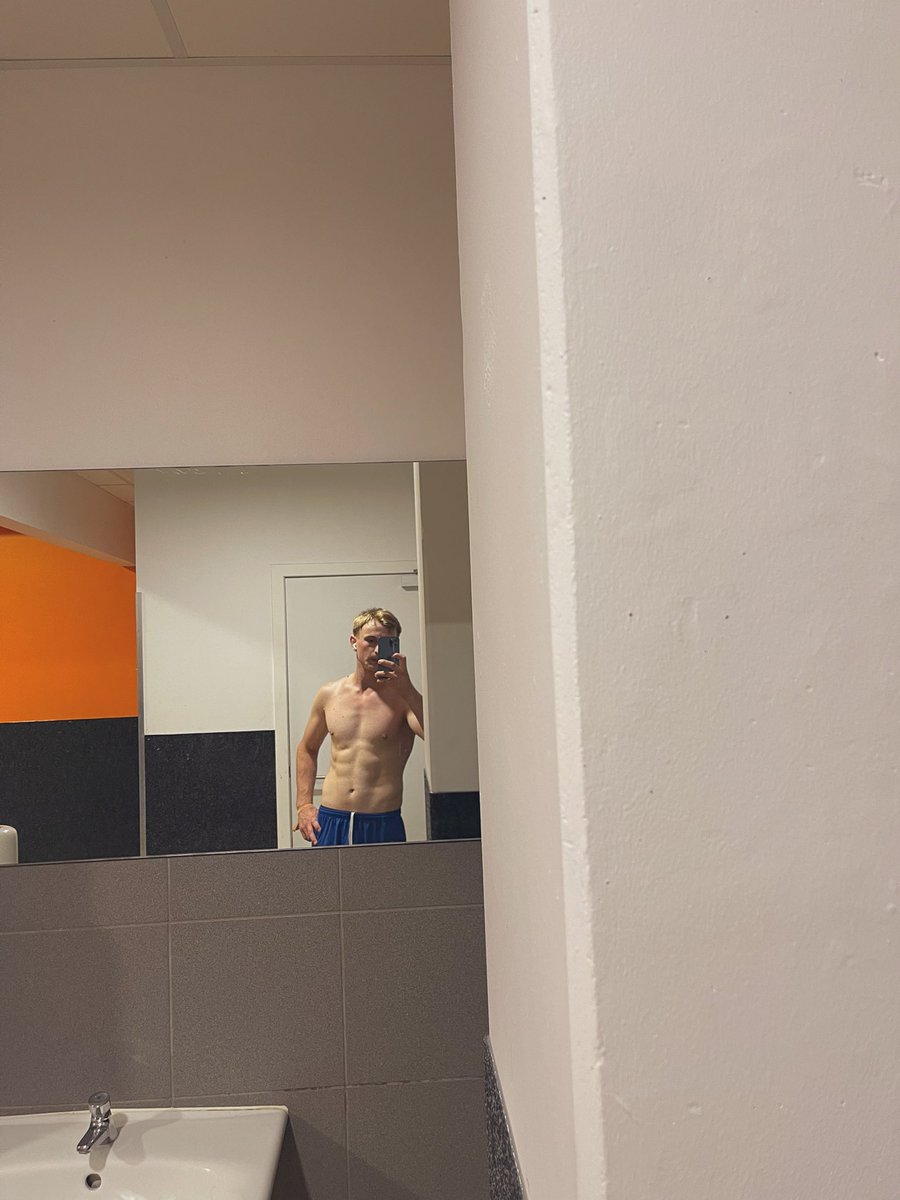 TeusdeaAlin's tweet photo. I just want to let you know what I’m eating on the definition process. 
1. First meal 🍽️: protein oat with blueberries and one banana
2. Rice with beef 🥩 and iceberg salad.
#gymmotivation #gym #eating #clearfood 
#discipline #nevergiveup https://t.co/7wHTO5LmhU