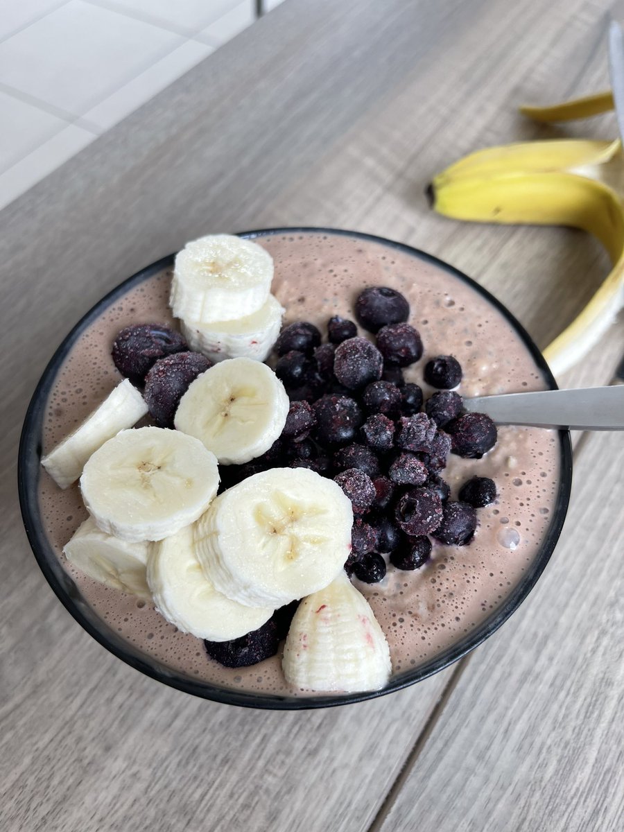 TeusdeaAlin's tweet photo. I just want to let you know what I’m eating on the definition process. 
1. First meal 🍽️: protein oat with blueberries and one banana
2. Rice with beef 🥩 and iceberg salad.
#gymmotivation #gym #eating #clearfood 
#discipline #nevergiveup https://t.co/7wHTO5LmhU