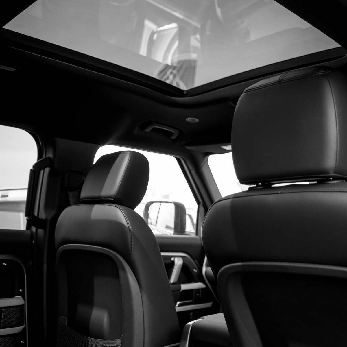 SimplyUsedVans's tweet photo. 🦾 Master any terrain with the Land Rover Defender 110 from Simply Vans Swansea. Experience unmatched off-road capability combined with luxurious comfort in this iconic SUV.

🔗 https://t.co/UETqz3DBbd

#CommercialVans | Simply Vans https://t.co/pFe8AfLgLm