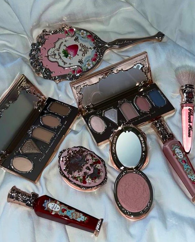 Bella_a_Styles's tweet photo. My essentials ✨👼🏽🍓 https://t.co/FGtsDJ6iMB
