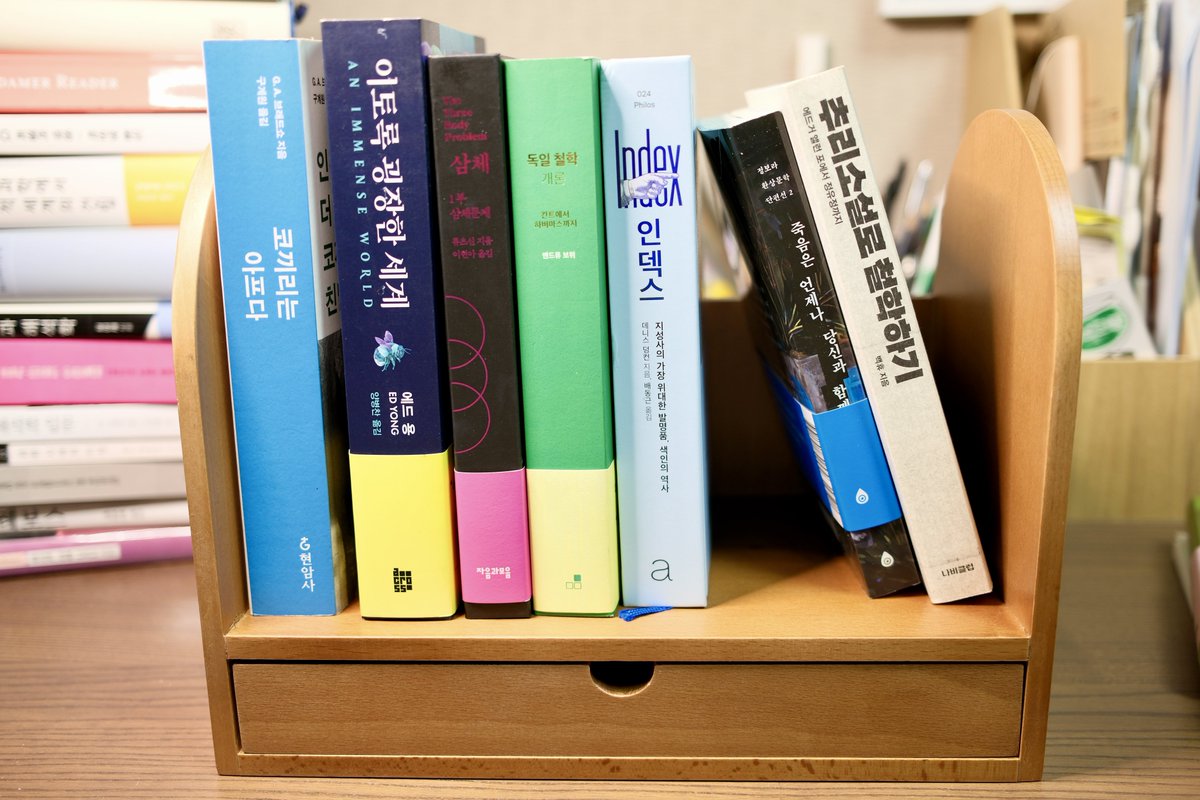 촬영을 앞두고 있어서 개인적인 독서를 별로 못하지만 그래도 우선순위로 두고 있는 책들 중 일부(!) 생태계에 요즘 좀 관심이 있고, SF와 환상문학, 그리고 전공과 교양. 빨리 읽고 싶다..😩 #왓츠인마이책장 

다음 타자로 부탁드리고 싶은 분은 적독가의 마음에 공감하실 <a href="/heyjinism/">Jeon Heyjin🕯🇵🇸 🏳️‍🌈🏳️‍⚧️</a> 작가님!