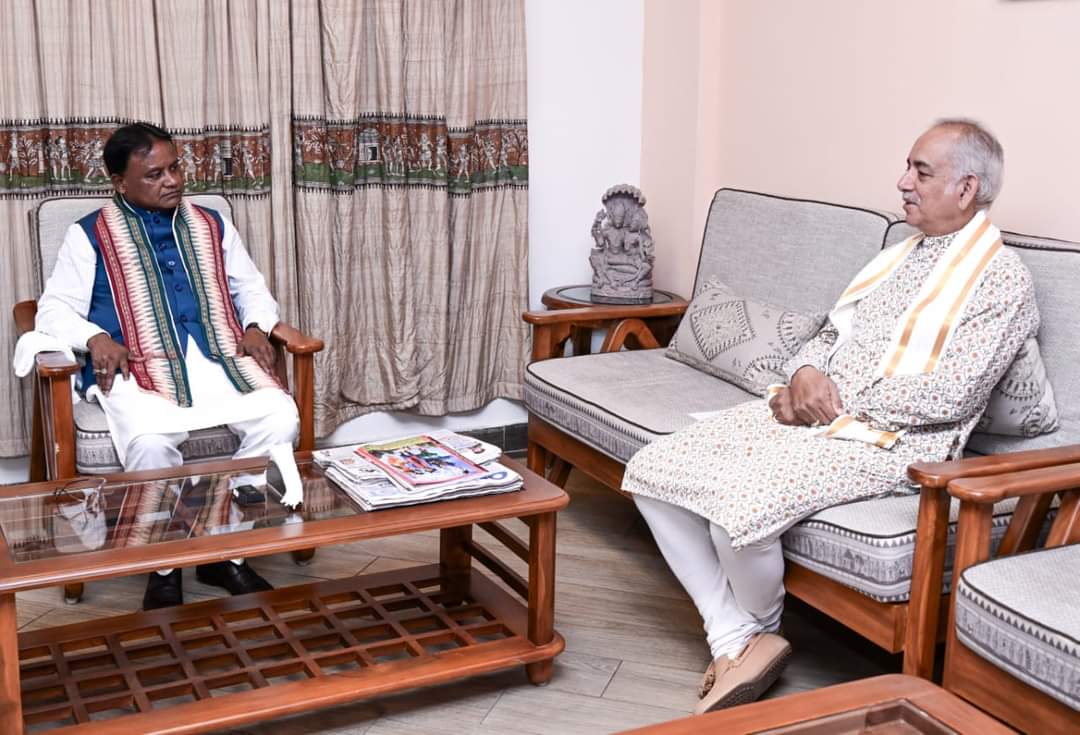 Anchor_Mukesh's tweet photo. #ମୁଖ୍ୟମନ୍ତ୍ରୀଙ୍କୁ_ଭେଟିଲେ_ଗଜପତି
ମୁଖ୍ୟମନ୍ତ୍ରୀ ମୋହନ ମାଝୀଙ୍କୁ ଭେଟିଲେ ଗଜପତି ଦିବ୍ୟସିଂହ ଦେବ ।
ରାଜ୍ୟ ଅତିଥିଭବନରେ ଉଭୟଙ୍କ ମଧ୍ୟରେ ହେଲା ଆଲୋଚନା, ଆଇନମନ୍ତ୍ରୀ ପୃଥ୍ୱୀରାଜ ହରିଚନ୍ଦନ ମଧ୍ୟ ଉପସ୍ଥିତ ।
#MohanMajhi #DibyasinghaDeba @MohanMOdisha #Odisha https://t.co/onhXA2xy7E