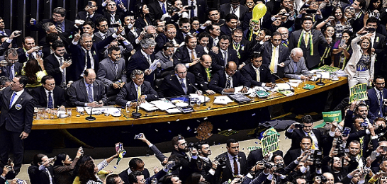 Deveria ter concurso público para entrar neste big Brothers na câmara dos deputados, pelo menos dar uma chance pro povão participar tem muitos procurando trabalho,  desempregados , ganhar dinheiro fácil assim é só falar besteira sem precisar trabalhar é mole pro gato kkk