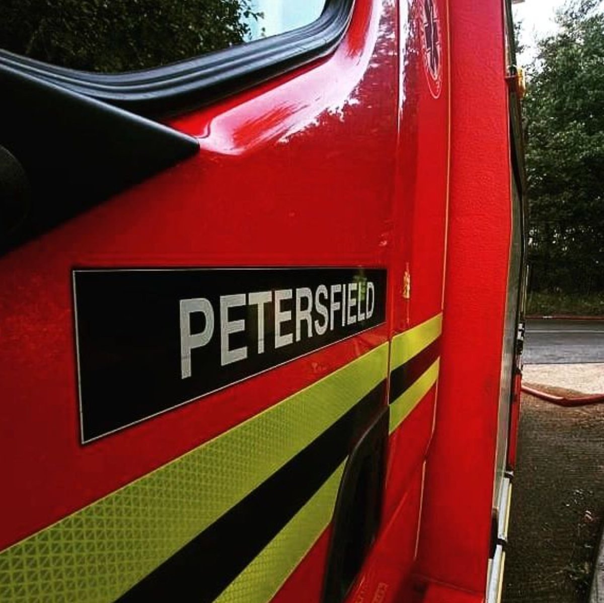 ⚠️ We currently have a number of crews tackling a scrap metal fire near to the A3 in #Petersfield.

Please avoid the area around Greenway Lane in Buriton and keep windows and doors closed if you live nearby.